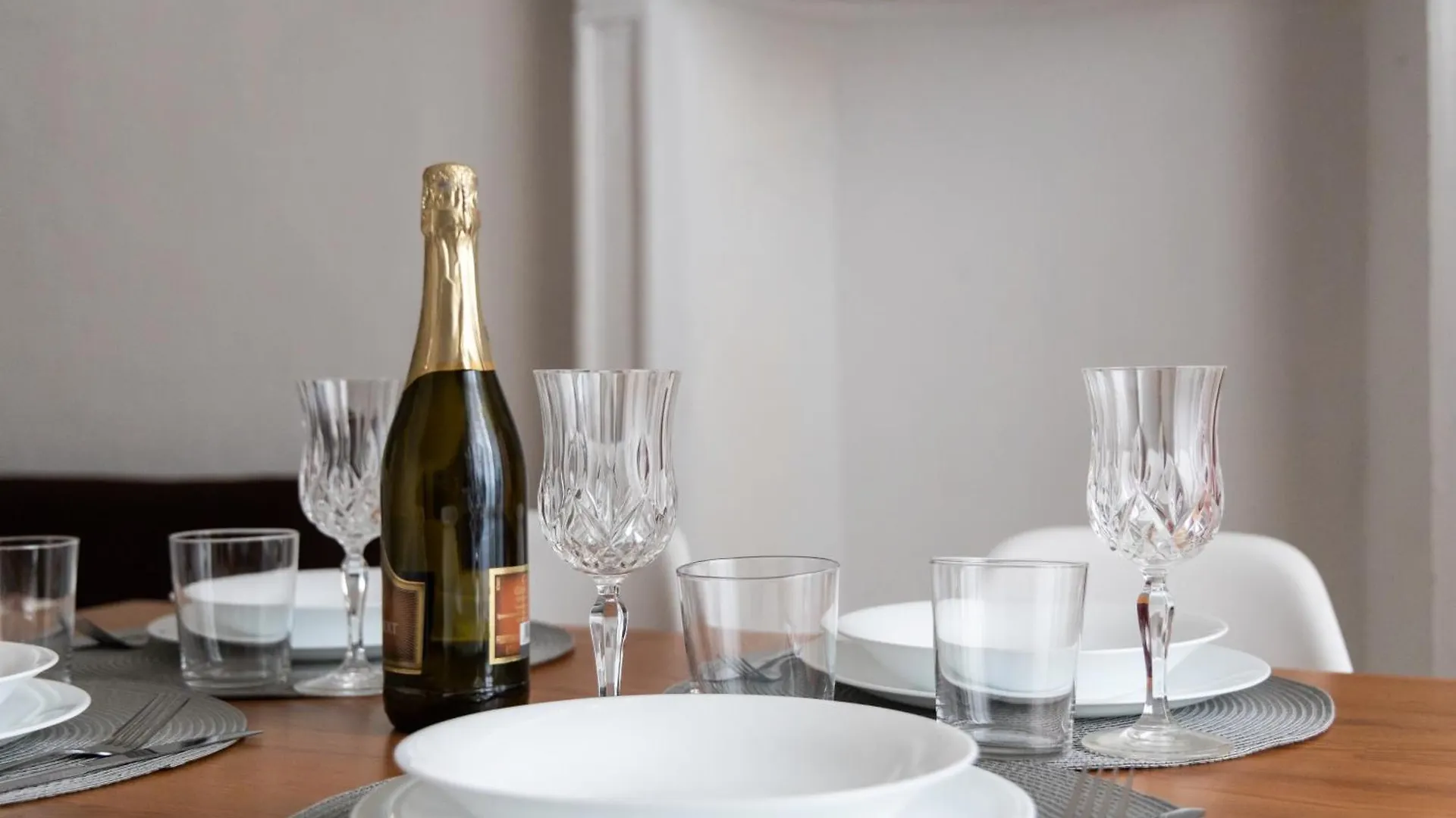 Elegant Apt Near Metro Porta Romana,3 Fermate Subway-Stop A Duomo, Wifi-Netflix Free Milan Italie